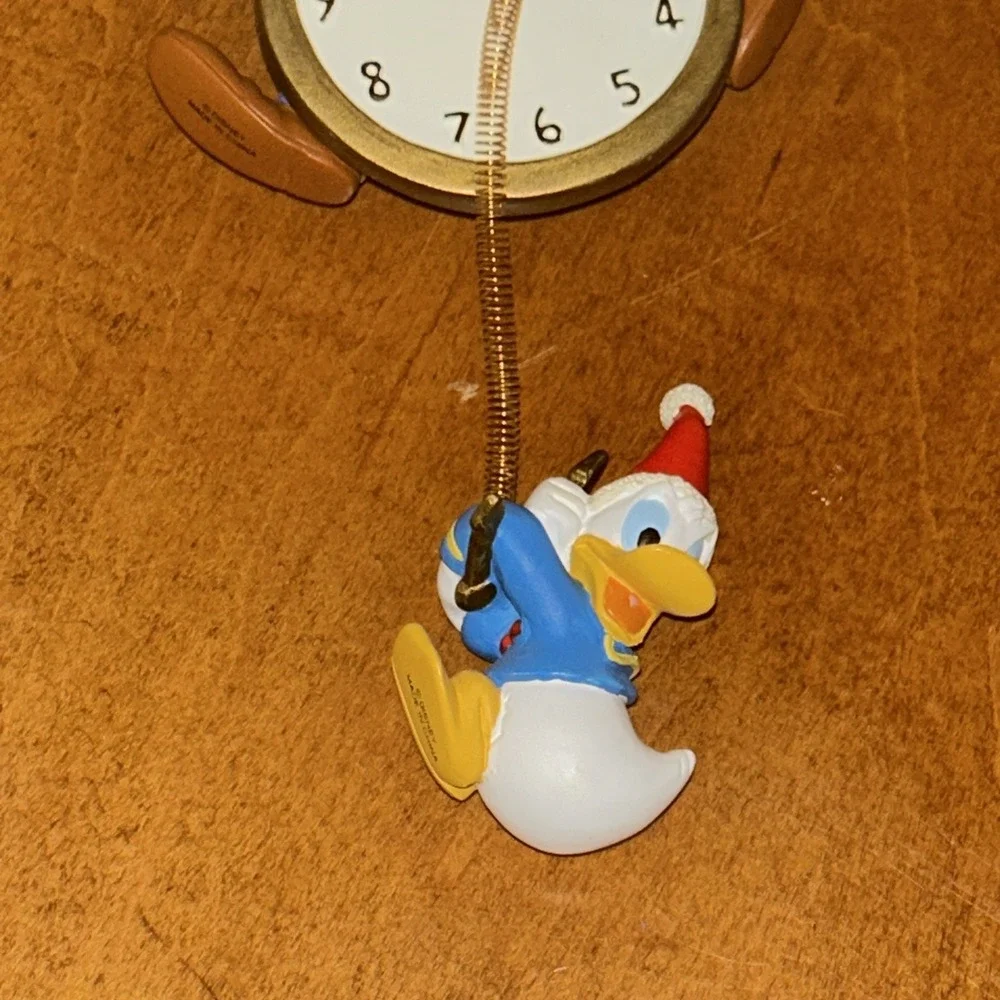 WALT DISNEY - GOOFY CLOCK SPRING ORNAMENT WITH DONALD DUCK AT THE BOTTOM‎